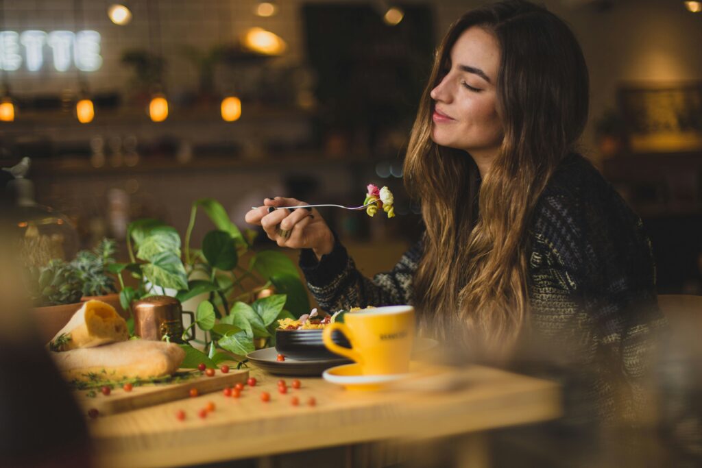 How to Practice Mindful Eating: Simple Tips for Beginners!